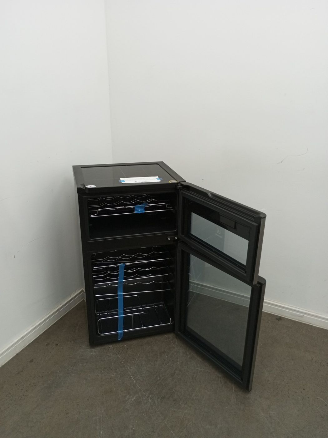 ADEGA ELECTROLUX VINHOS 2 PORTAS ACD29 29 GAR