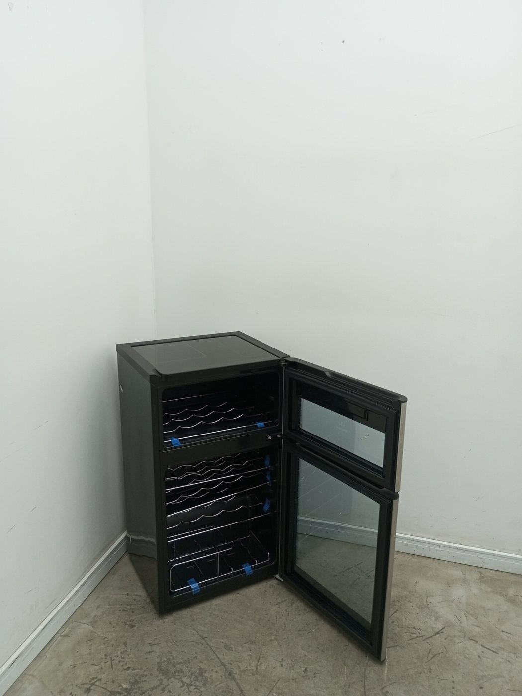 ADEGA ELECTROLUX VINHOS 2 PORTAS ACD29 29 GAR