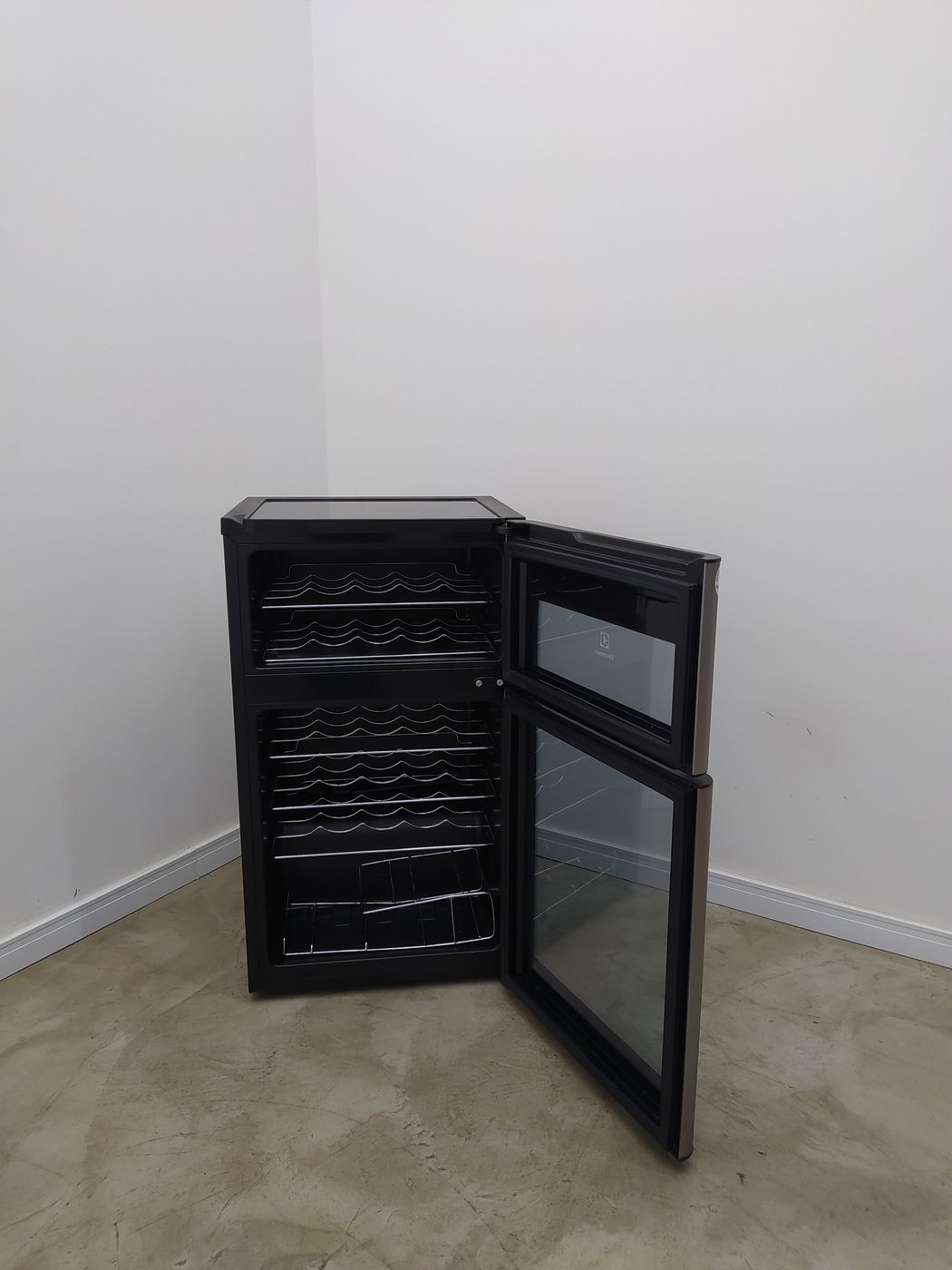 ADEGA ELECTROLUX VINHOS 2 PORTAS ACD29 29 GAR