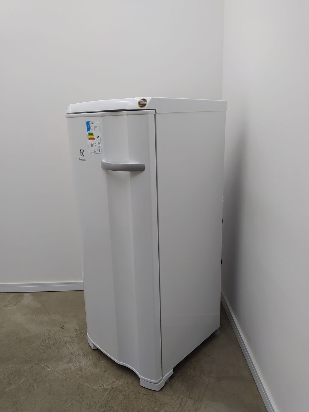 Freezer Electrolux Fe19 Vertical Cycle Defrost Uma Porta 162l Branco