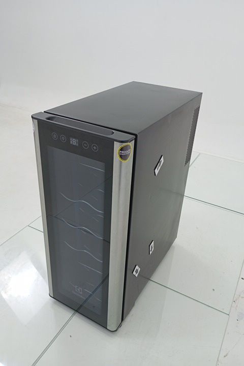 ADEGA ELECTROLUX ACS12 VINHOS UMA PORTA ACS12