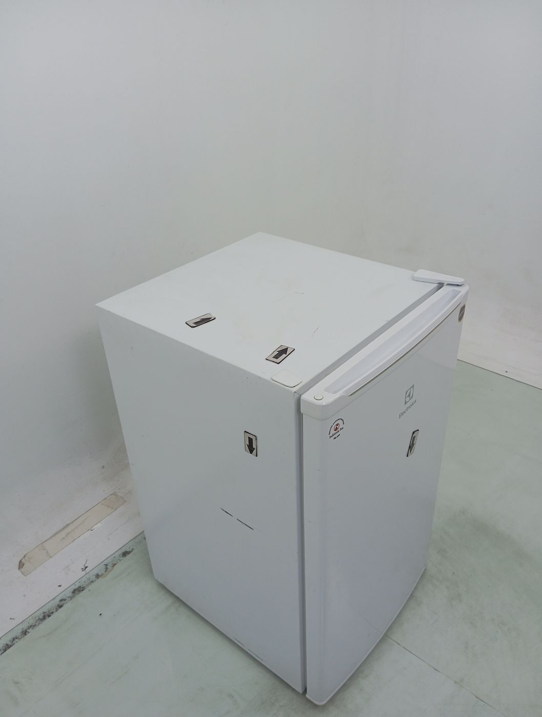 FRIGOBAR ELECTROLUX EM120 - Frigobar Electrol