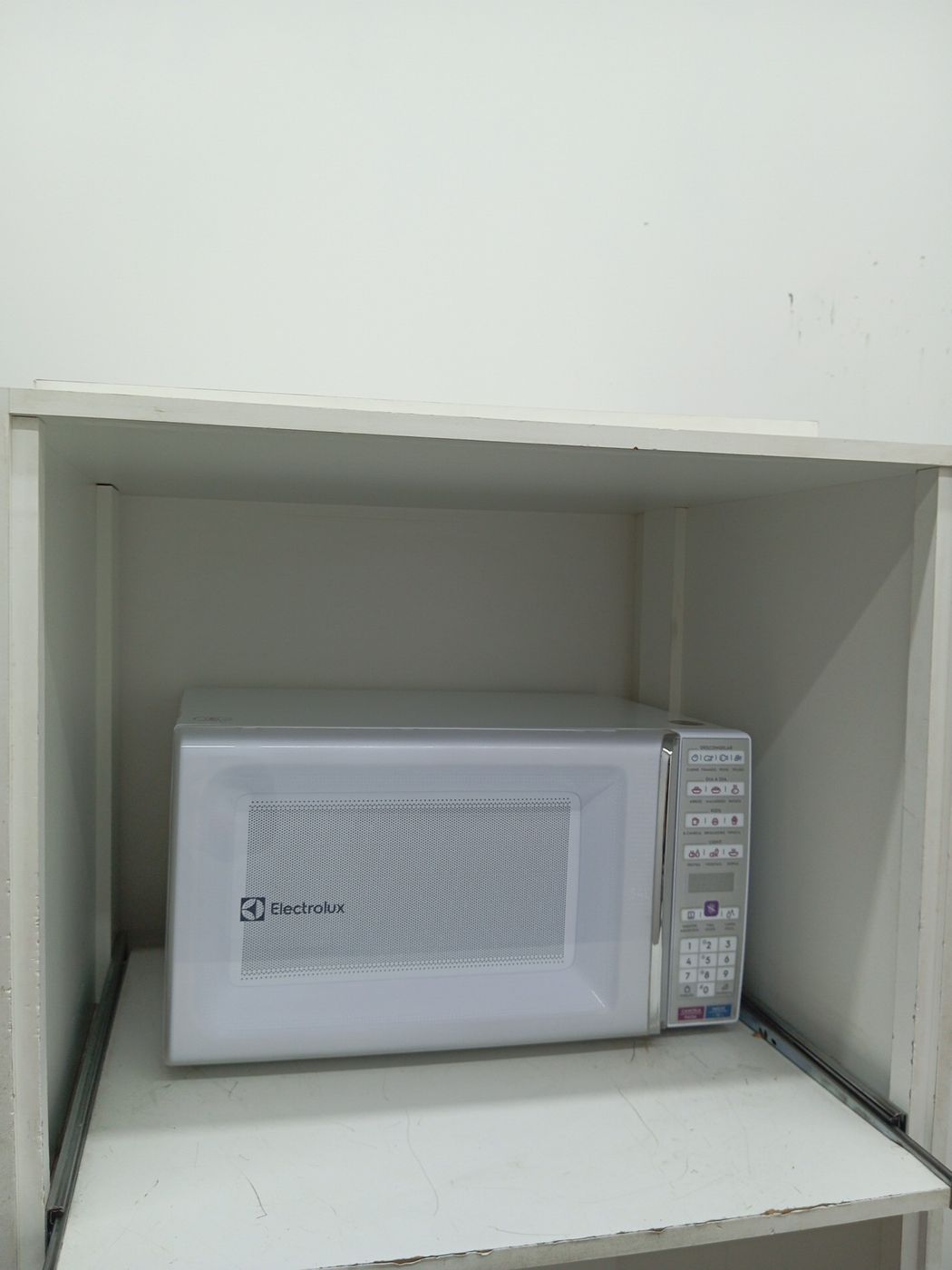 MICRO-ONDAS ELECTROLUX MEO44 34L - BRANCO