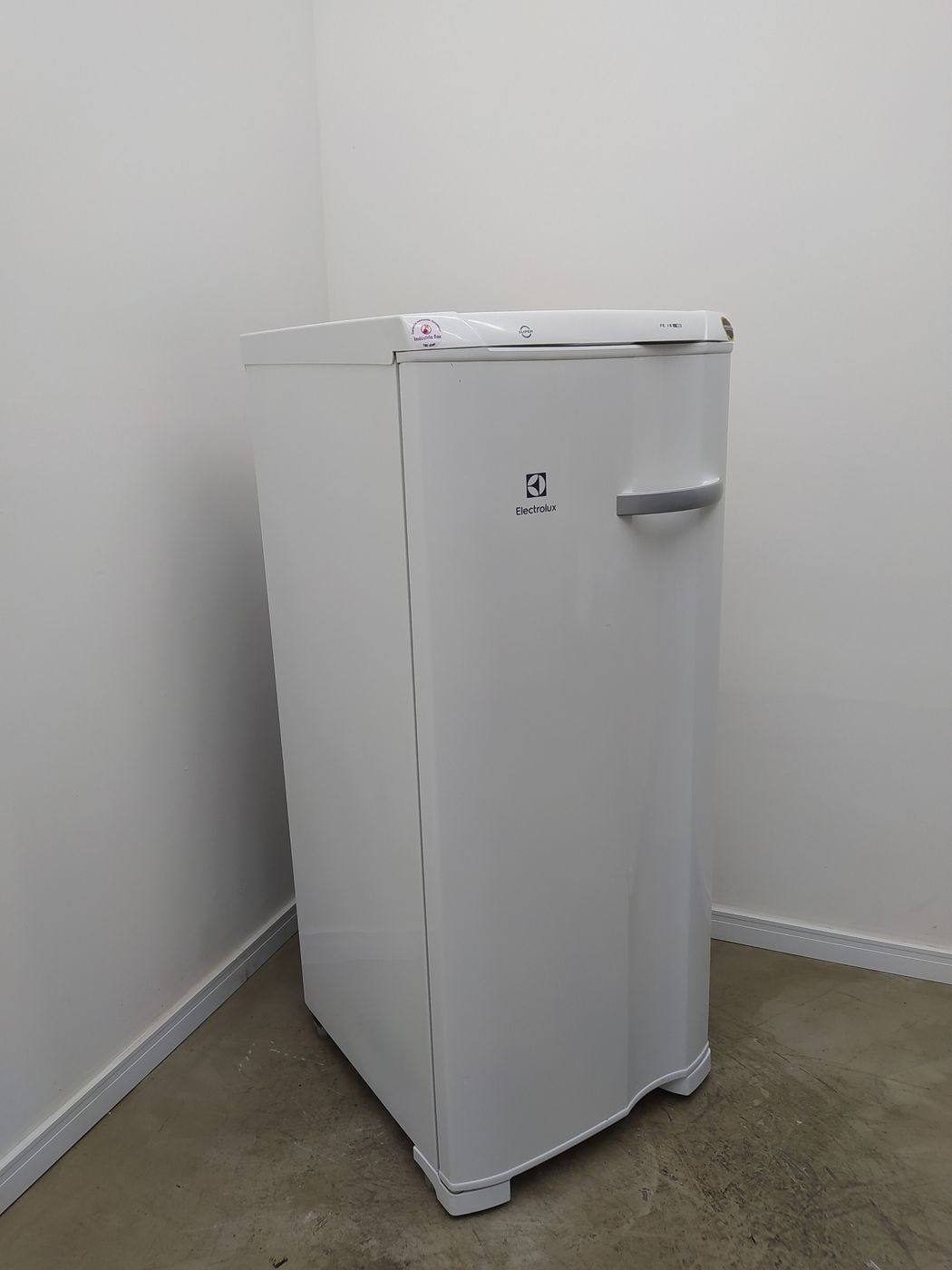 Freezer Electrolux Fe18 Vertical Cycle Defrost Uma Porta 145l Branco