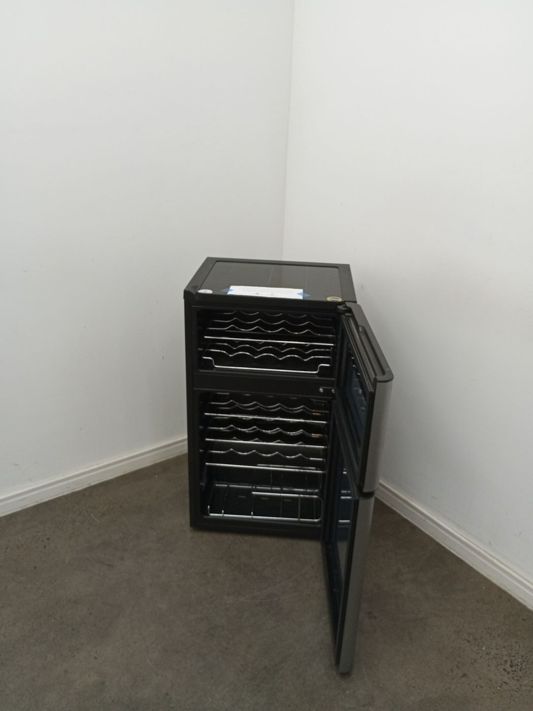 ADEGA ELECTROLUX VINHOS 2 PORTAS ACD29 29 GAR