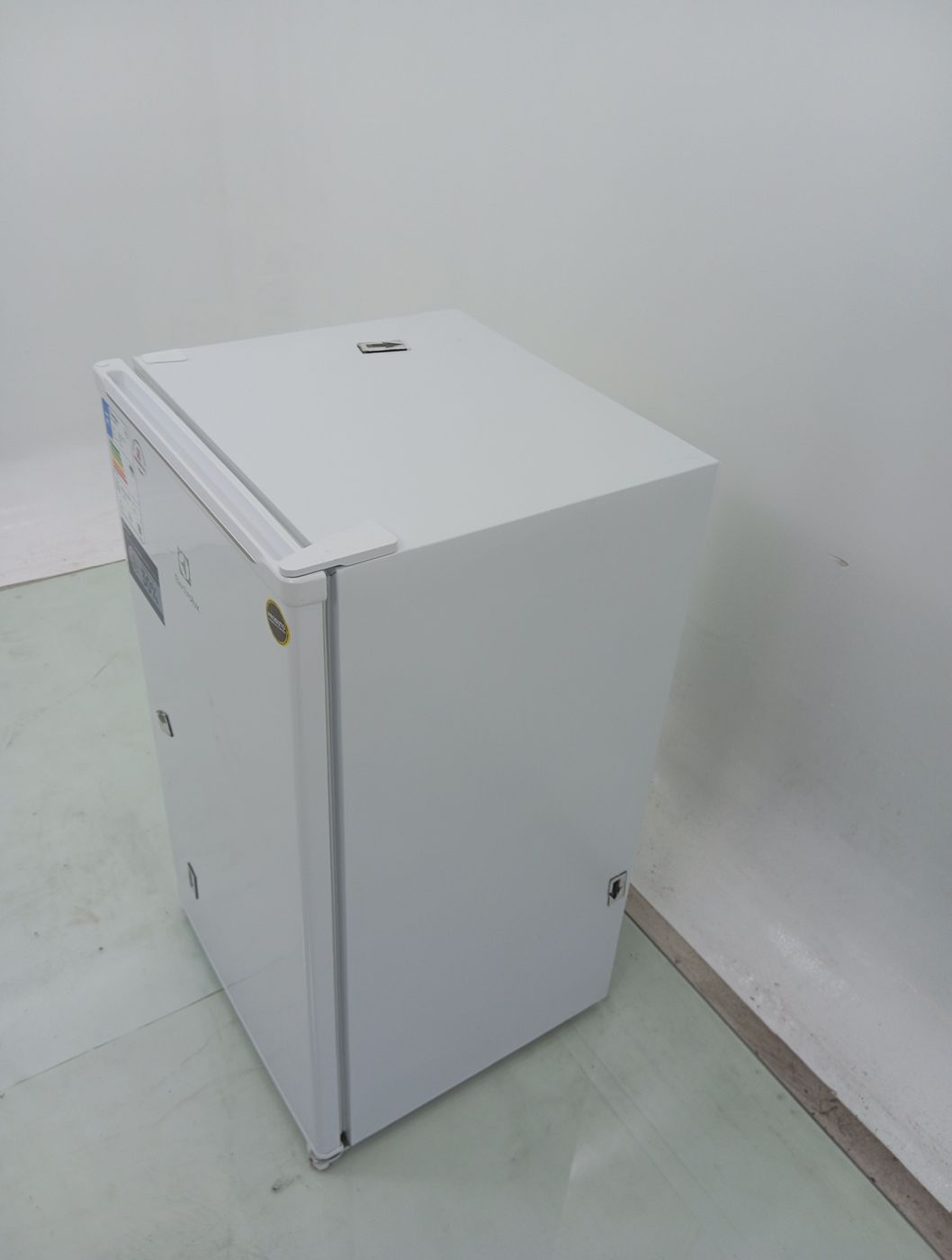FRIGOBAR ELECTROLUX EM90 90L EFFICIENT COM CO