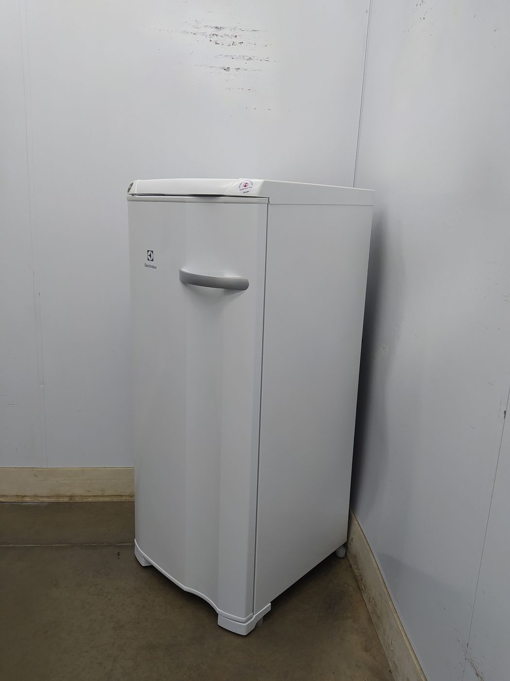 Freezer Electrolux Fe19 Vertical Cycle Defrost Uma Porta 162l Branco