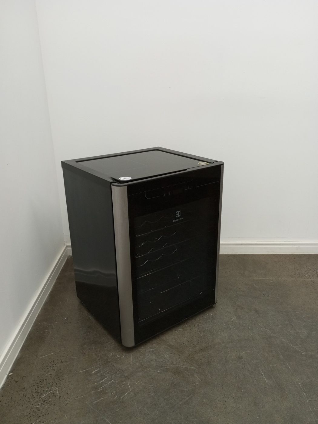 ADEGA ELECTROLUX VINHOS 1 PORTA ACS24 24 GARR