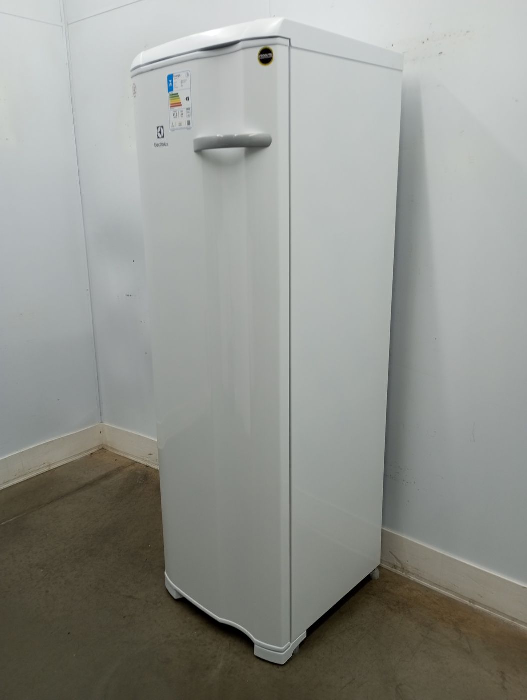 Freezer Electrolux Fe27 Vertical Cycle Defrost Uma Porta 234l Branco