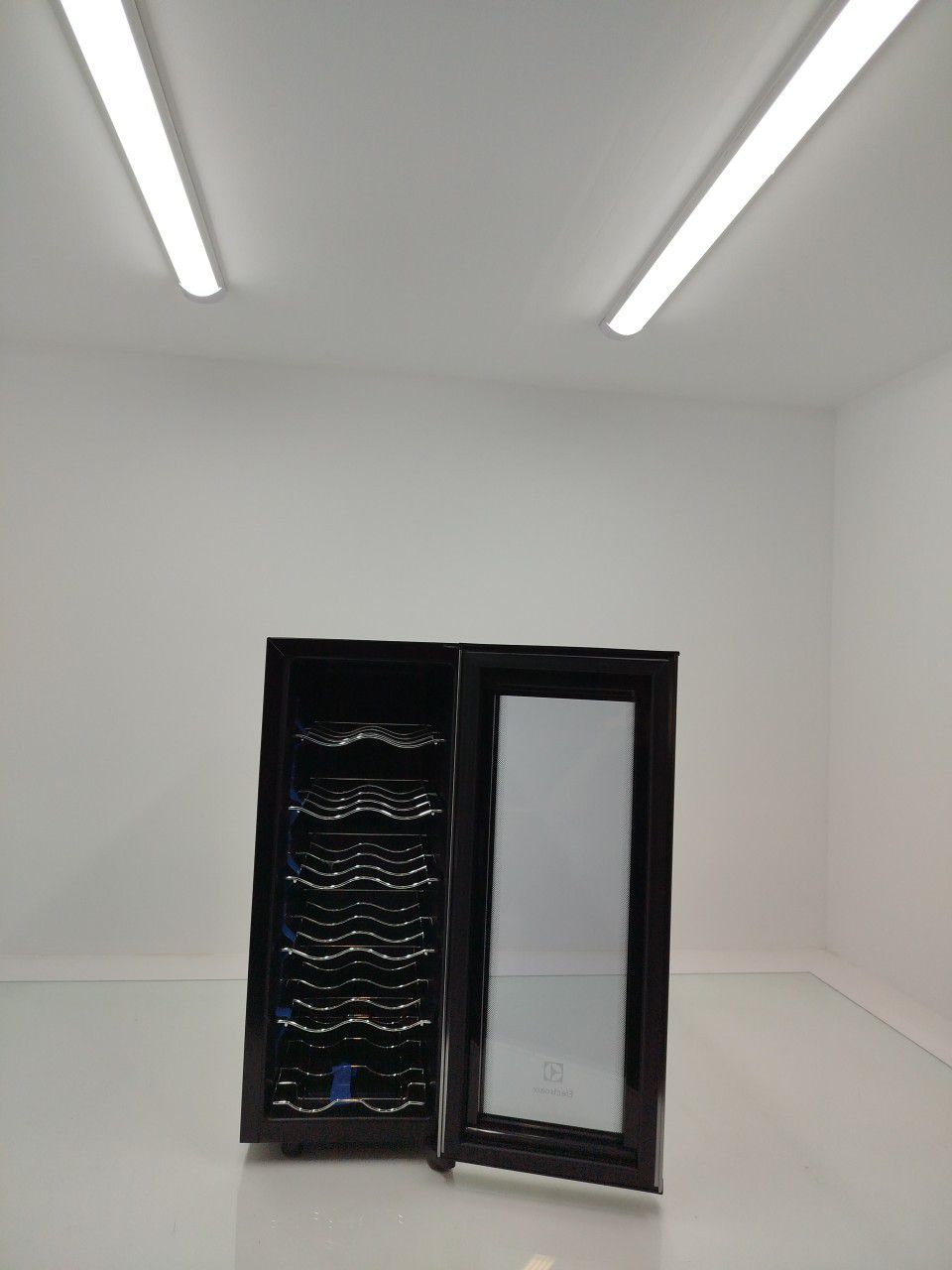 ADEGA ELECTROLUX ACS12 VINHOS UMA PORTA ACS12