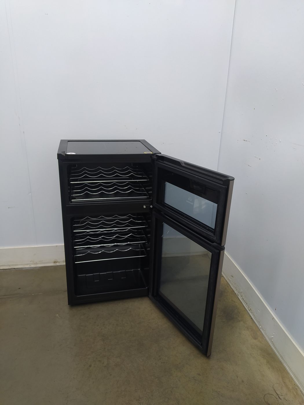 ADEGA ELECTROLUX VINHOS 2 PORTAS ACD29 29 GAR
