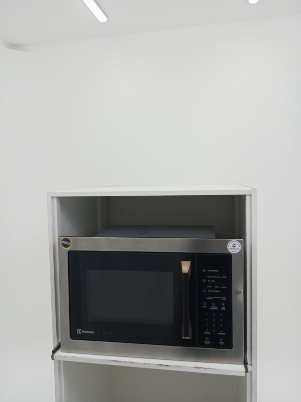MICRO-ONDAS ELECTROLUX MV43T DE EMBUTIR 34L C