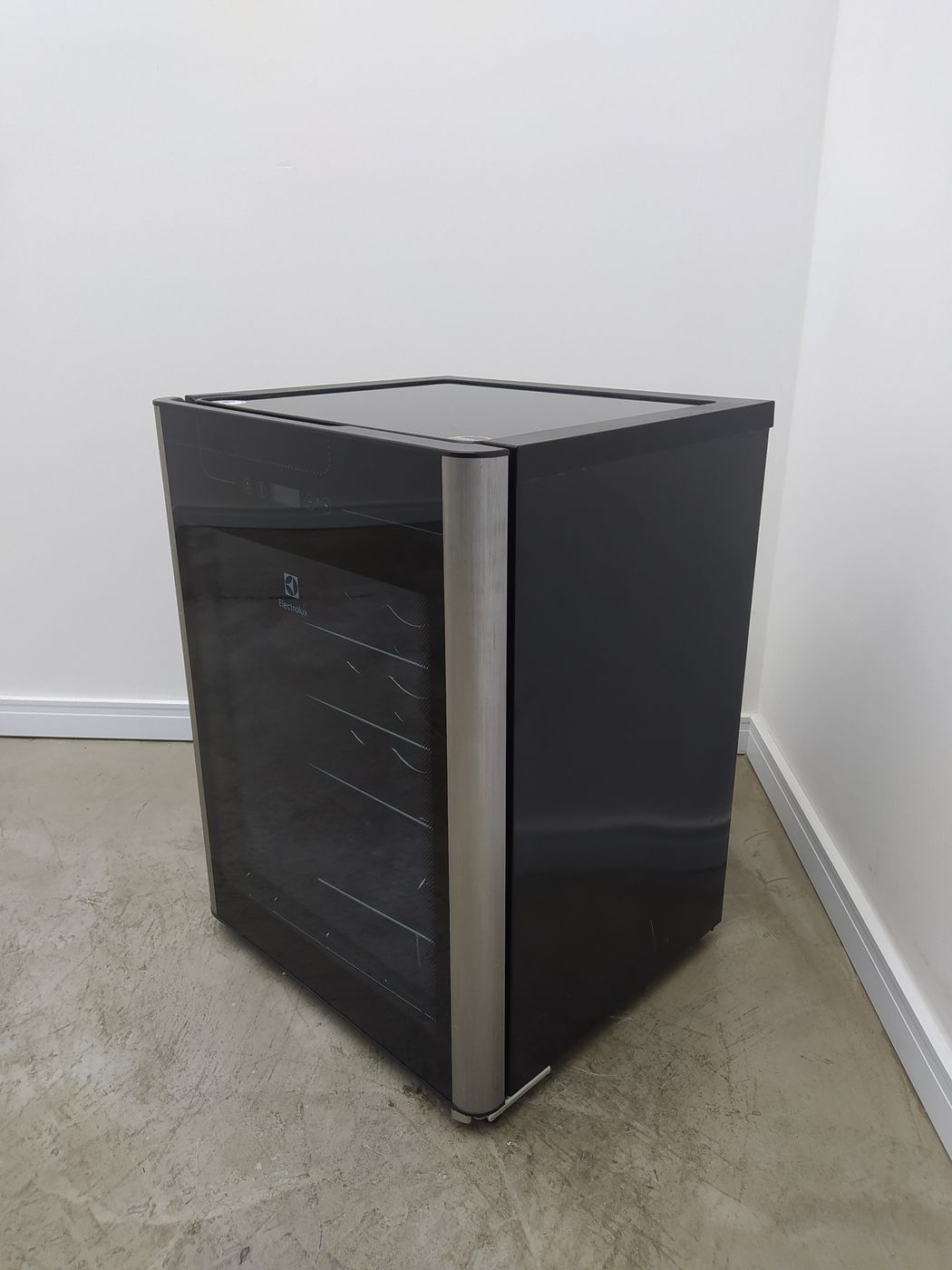 ADEGA ELECTROLUX VINHOS 1 PORTA ACS24 24 GARR