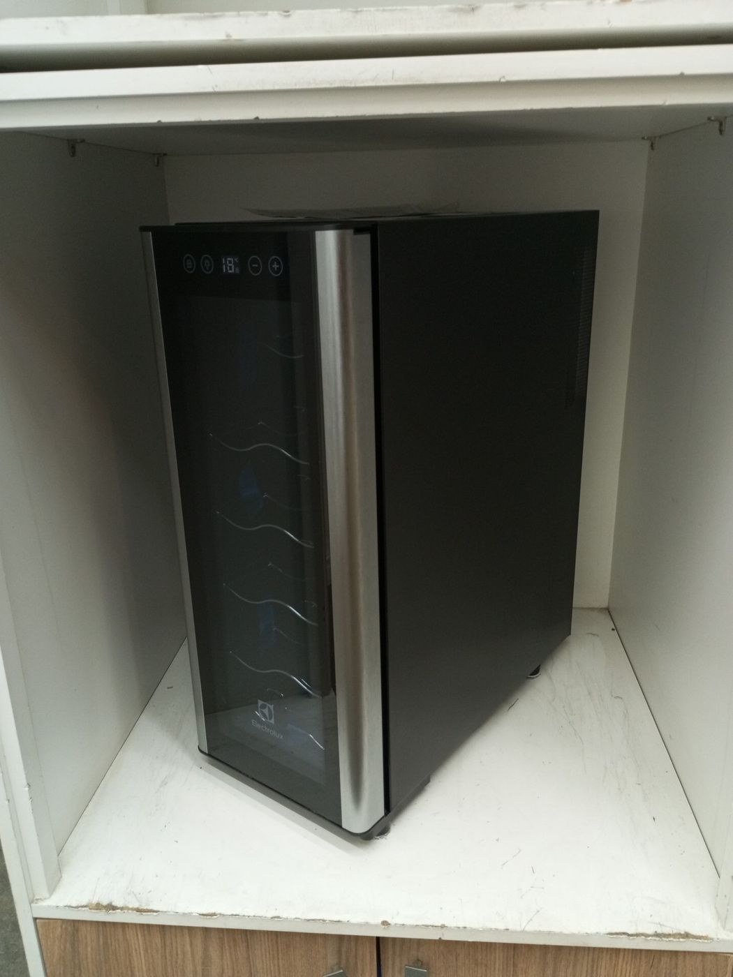 ADEGA ELECTROLUX ACS12 VINHOS UMA PORTA ACS12