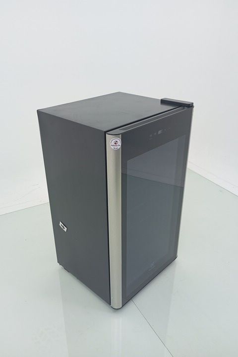 ADEGA ELECTROLUX VINHOS UMA PORTA WSF34 34 GA