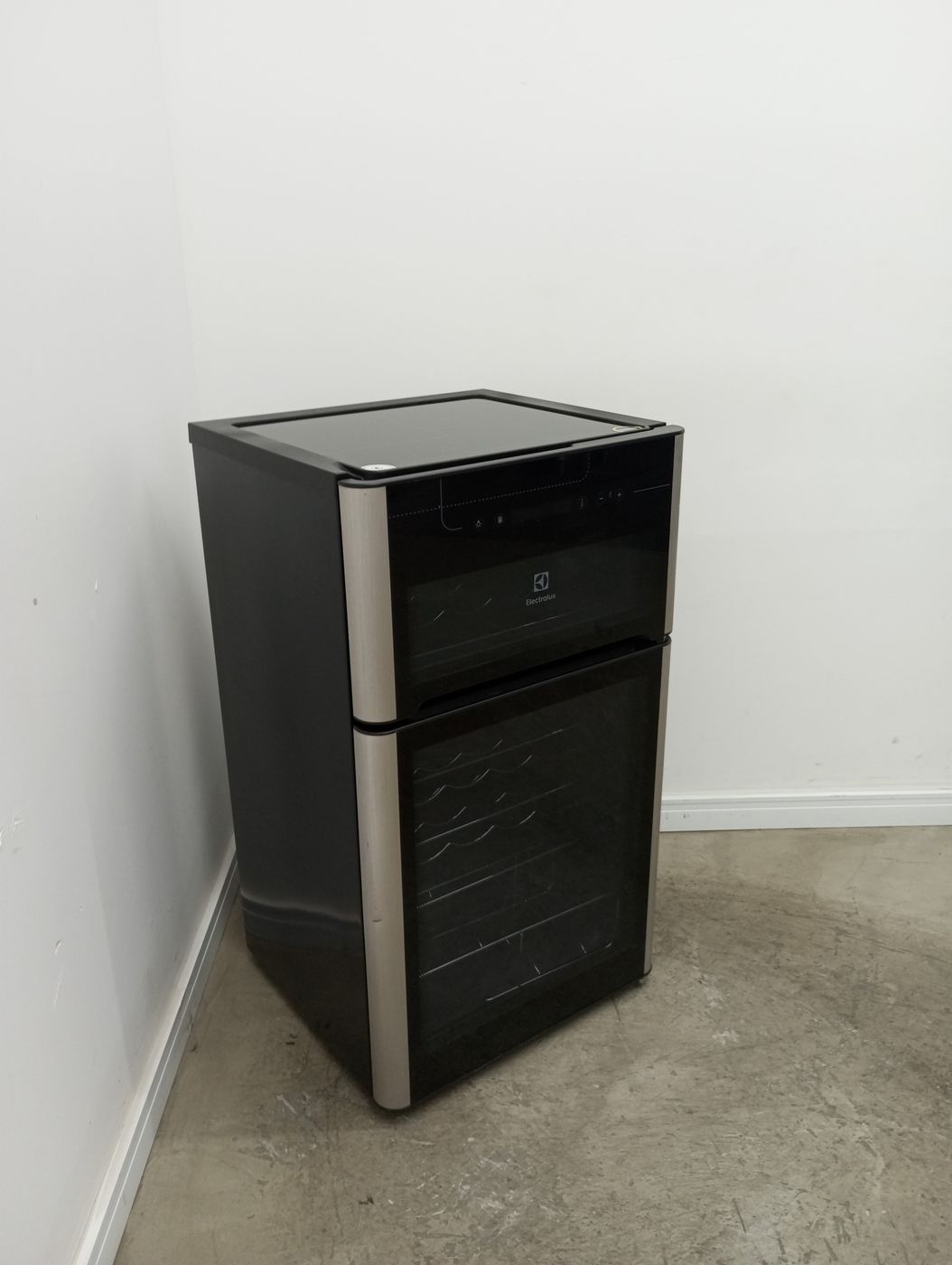ADEGA ELECTROLUX VINHOS 2 PORTAS ACD29 29 GAR