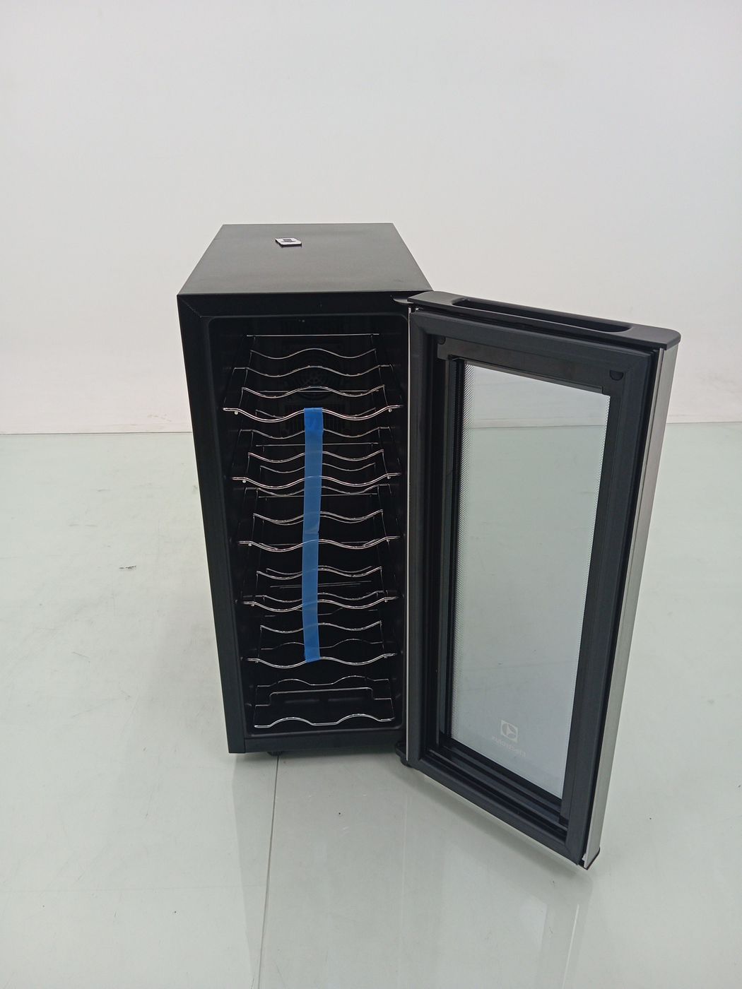 ADEGA ELECTROLUX ACS12 VINHOS UMA PORTA ACS12
