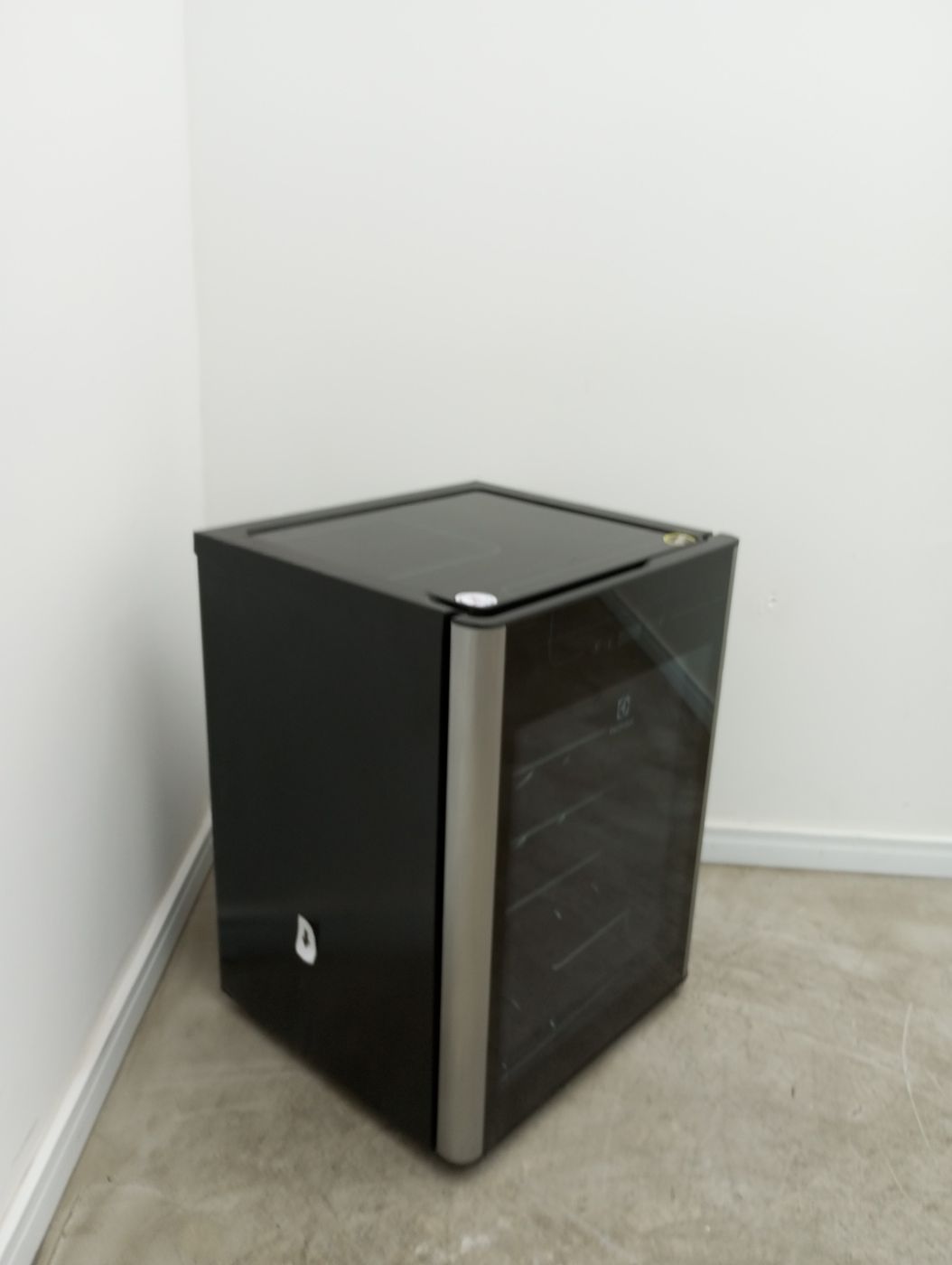 ADEGA ELECTROLUX VINHOS 1 PORTA ACS24 24 GARR