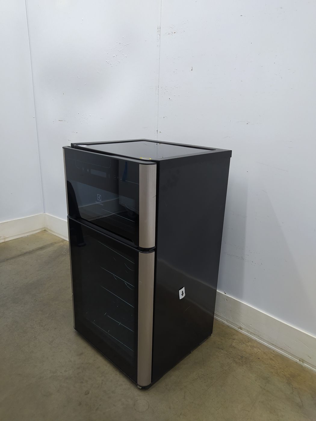 ADEGA ELECTROLUX VINHOS 2 PORTAS ACD29 29 GAR