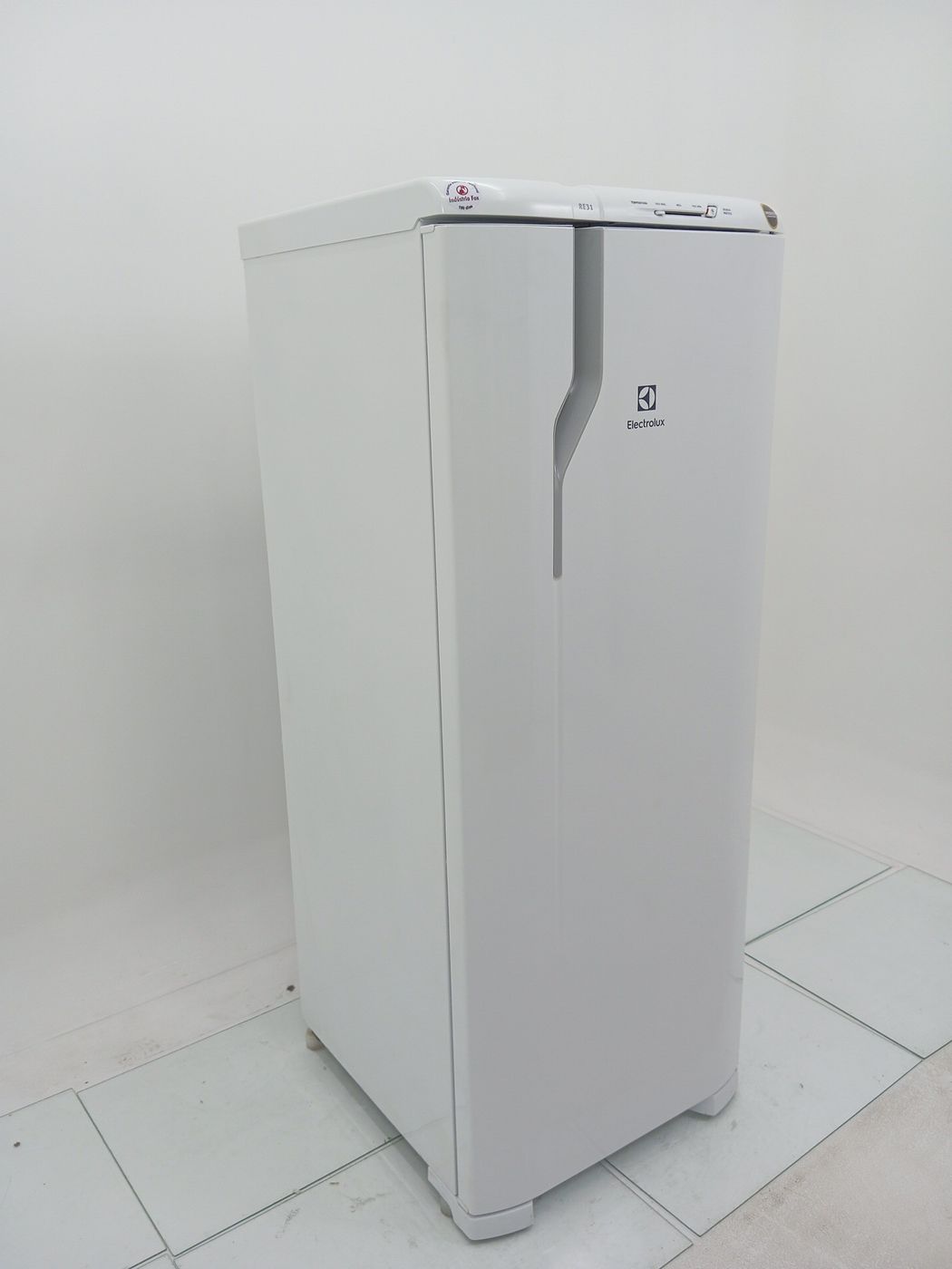 REFRIGERADOR ELECTROLUX RE31 UMA PORTA 240l B