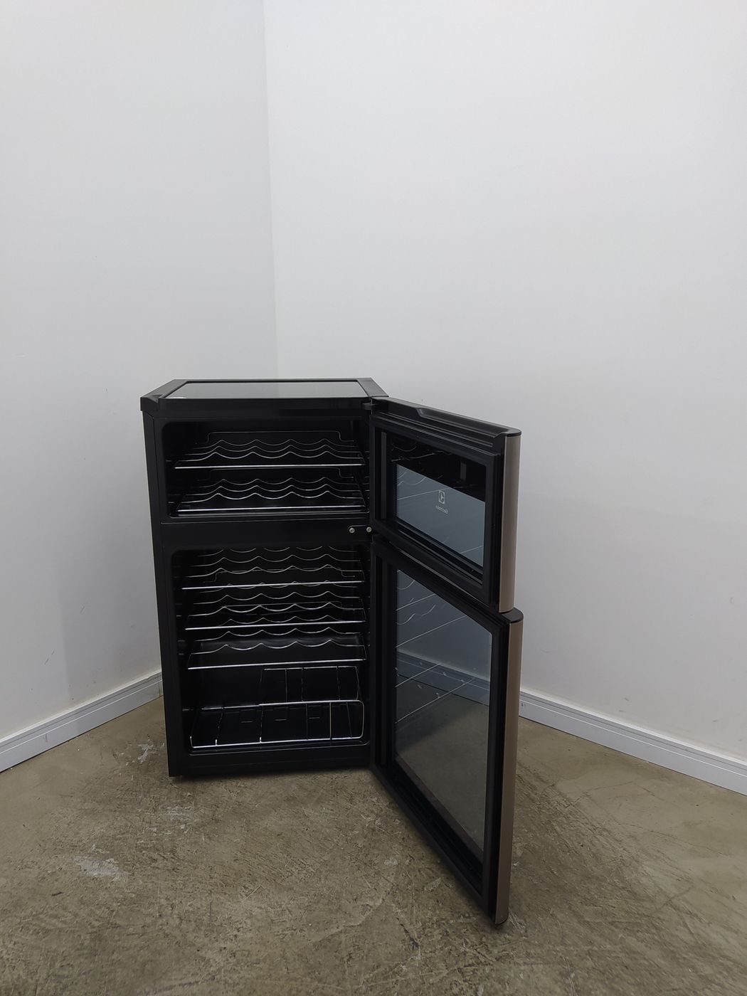 ADEGA ELECTROLUX VINHOS 2 PORTAS ACD29 29 GAR