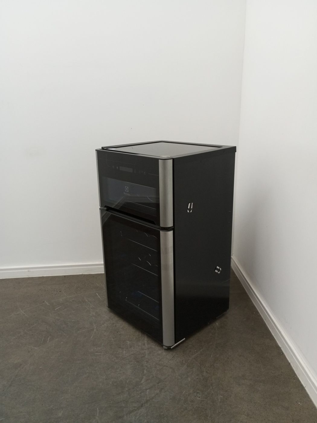 ADEGA ELECTROLUX VINHOS 2 PORTAS ACD29 29 GAR