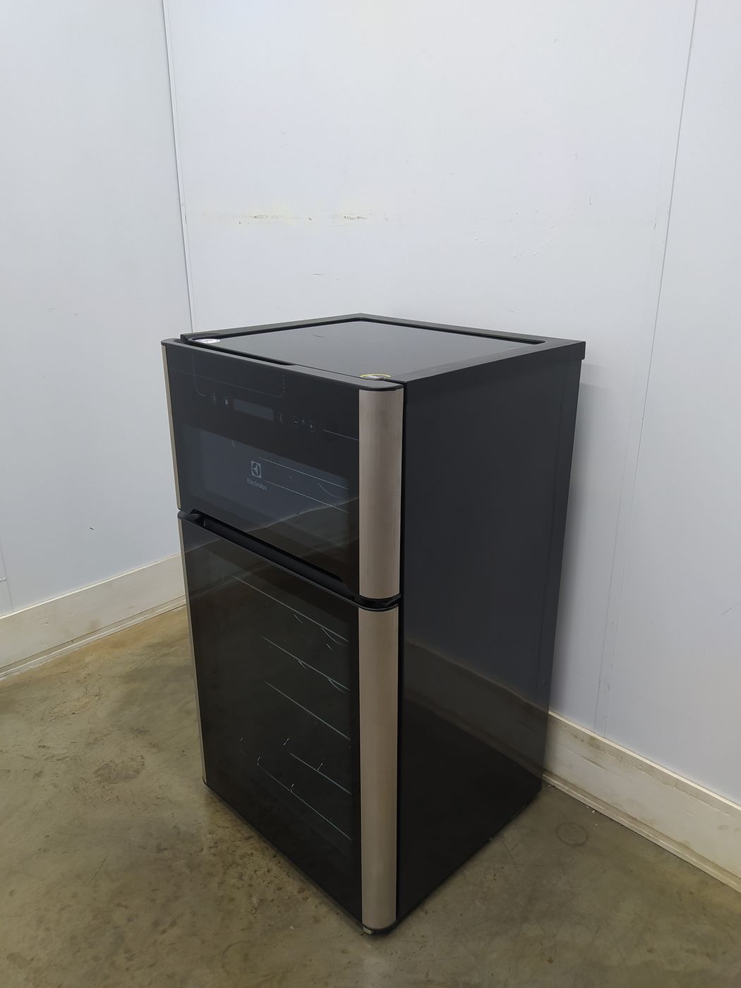 ADEGA ELECTROLUX VINHOS 2 PORTAS ACD29 29 GAR