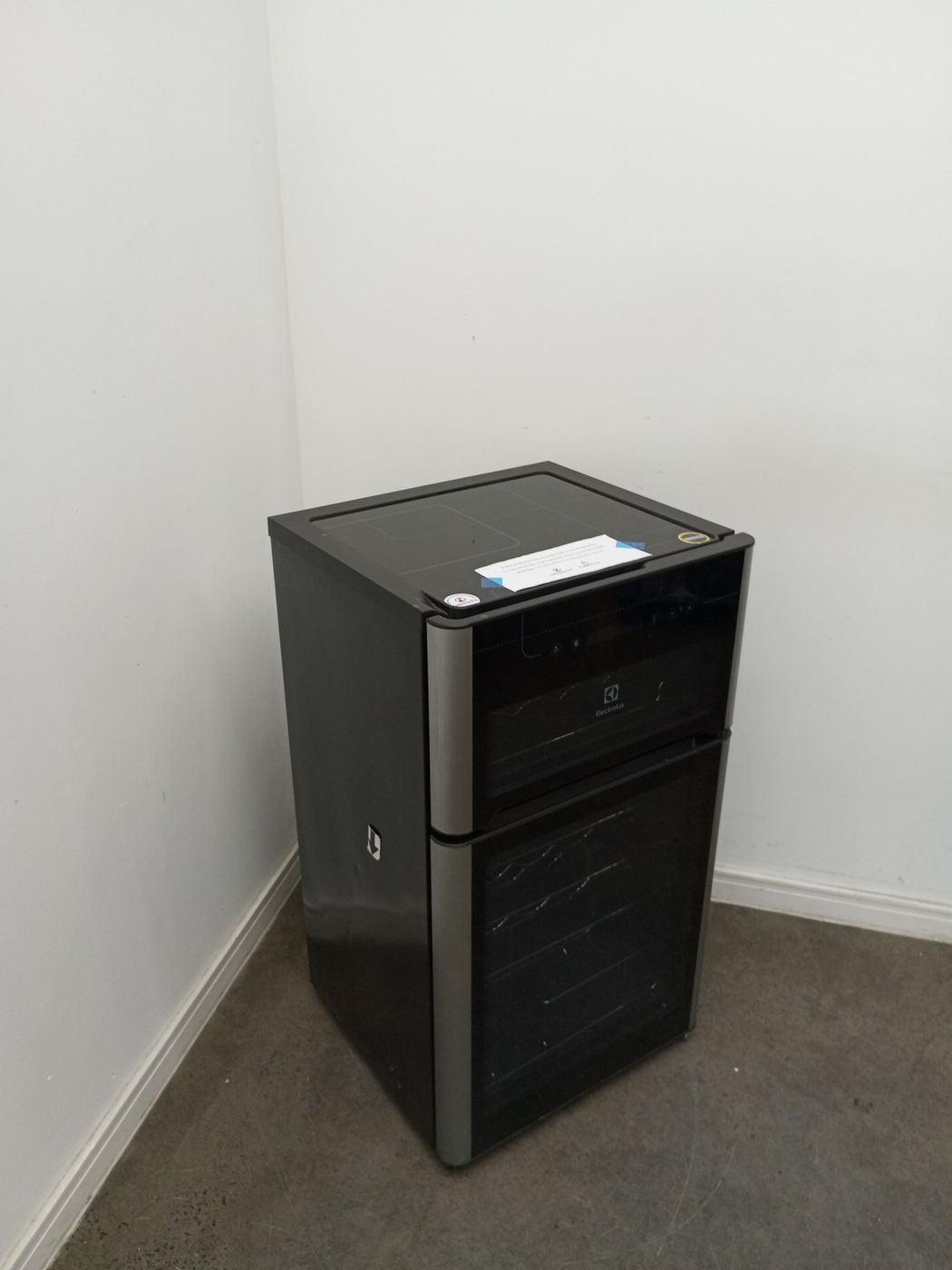 ADEGA ELECTROLUX VINHOS 2 PORTAS ACD29 29 GAR
