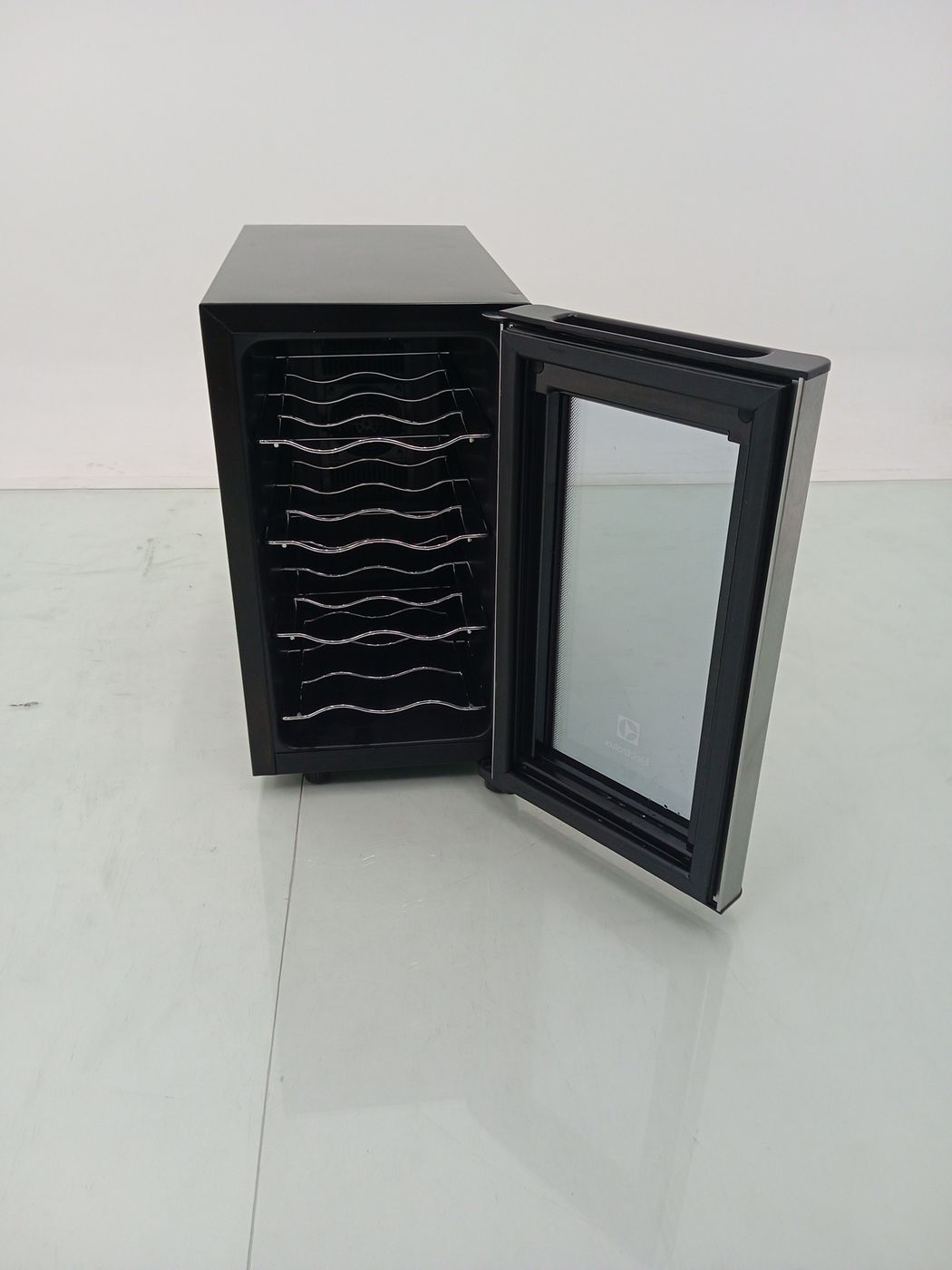 ADEGA ELECTROLUX 8 GARRAFAS 1 PORTA ACB08  - 