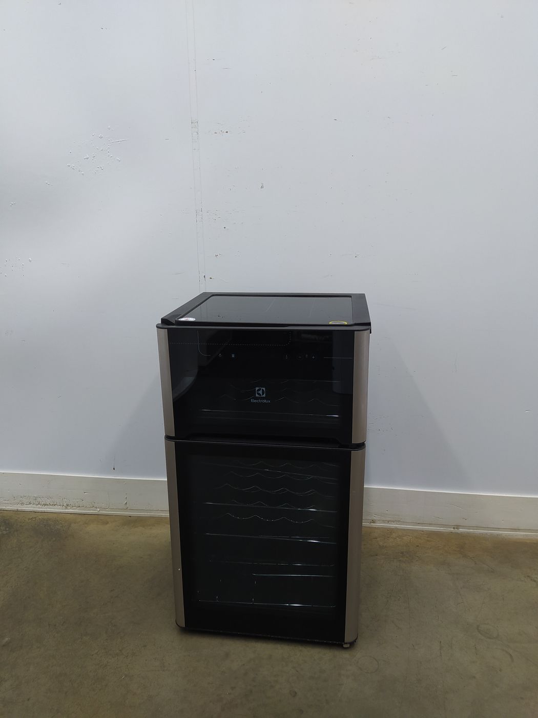 ADEGA ELECTROLUX VINHOS 2 PORTAS ACD29 29 GAR