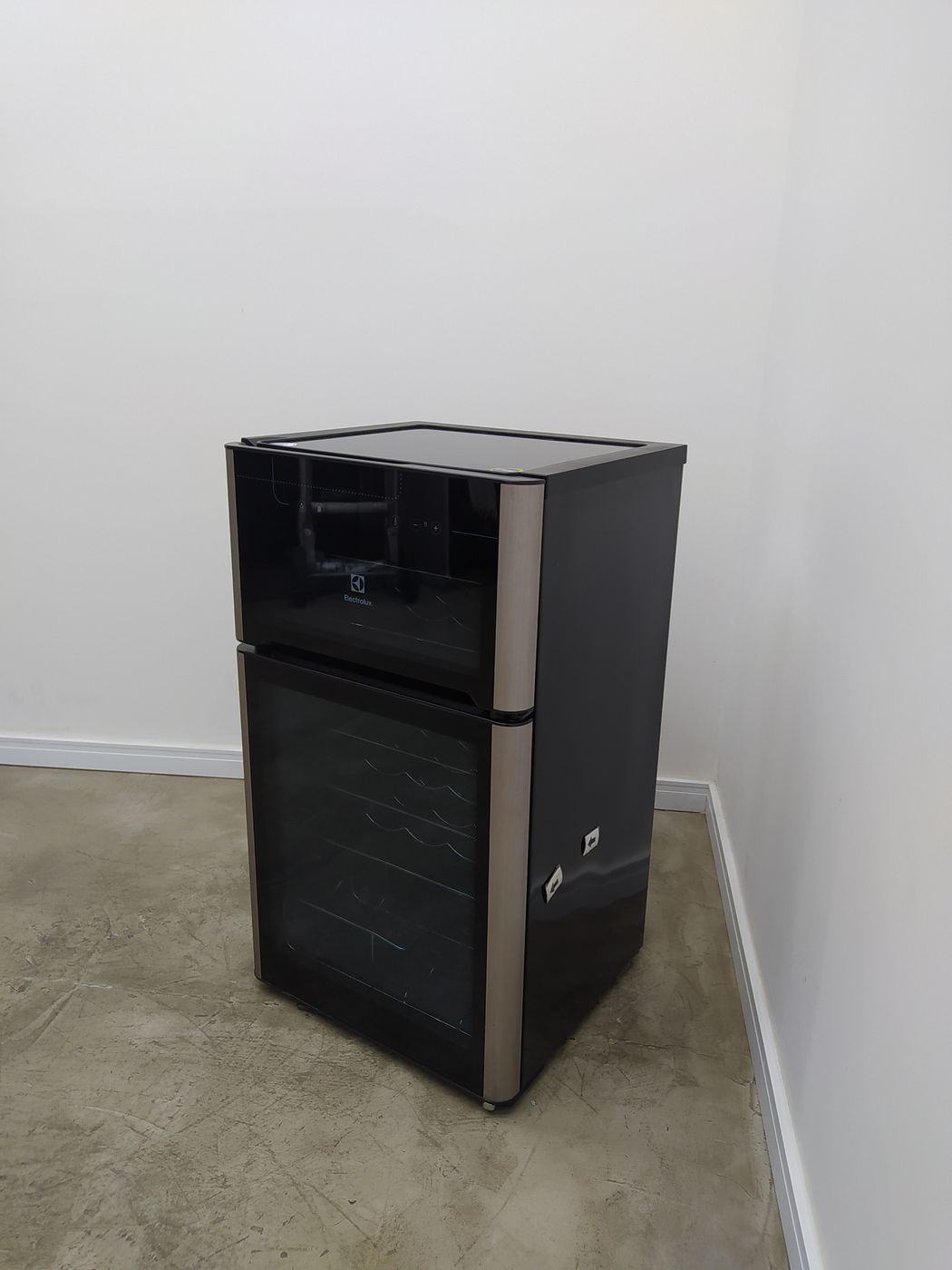 ADEGA ELECTROLUX VINHOS 2 PORTAS ACD29 29 GAR