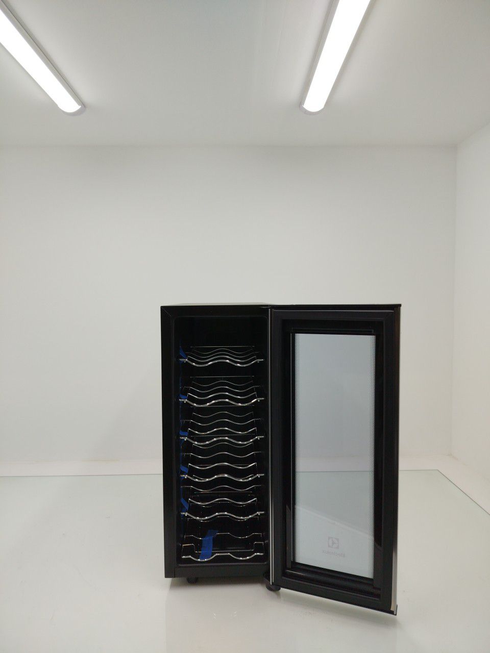 ADEGA ELECTROLUX ACS12 VINHOS UMA PORTA ACS12