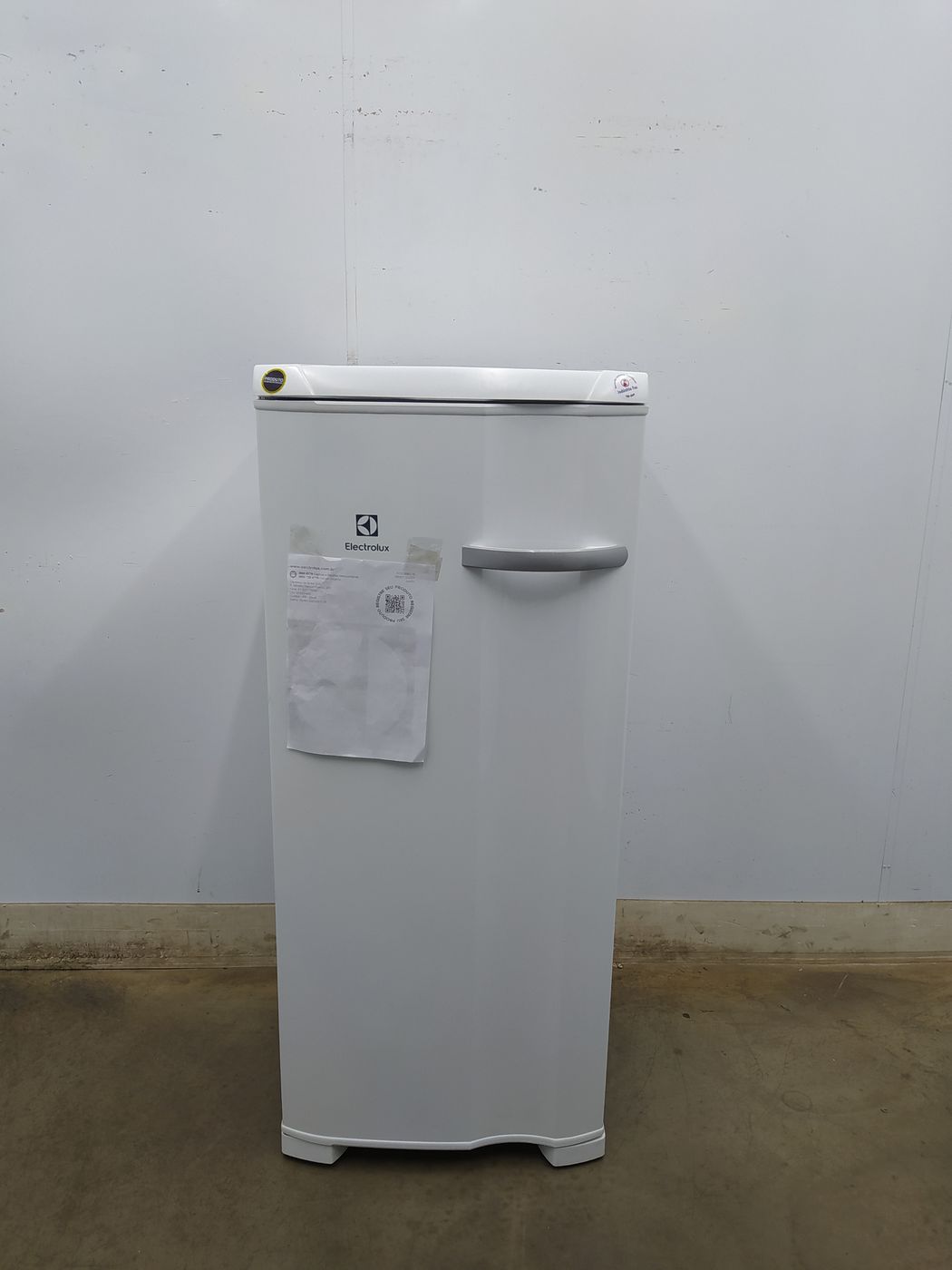 Freezer Electrolux Fe19 Vertical Cycle Defrost Uma Porta 162l Branco
