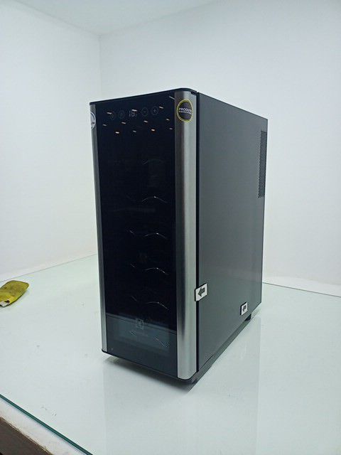 ADEGA ELECTROLUX ACS12 VINHOS UMA PORTA ACS12
