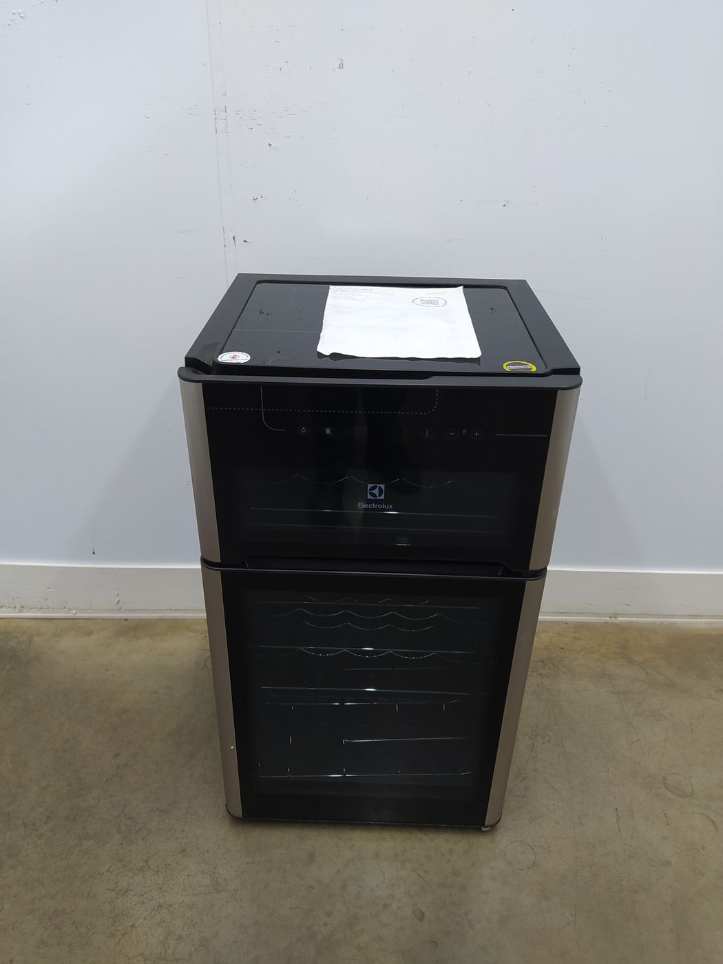 ADEGA ELECTROLUX VINHOS 2 PORTAS ACD29 29 GAR