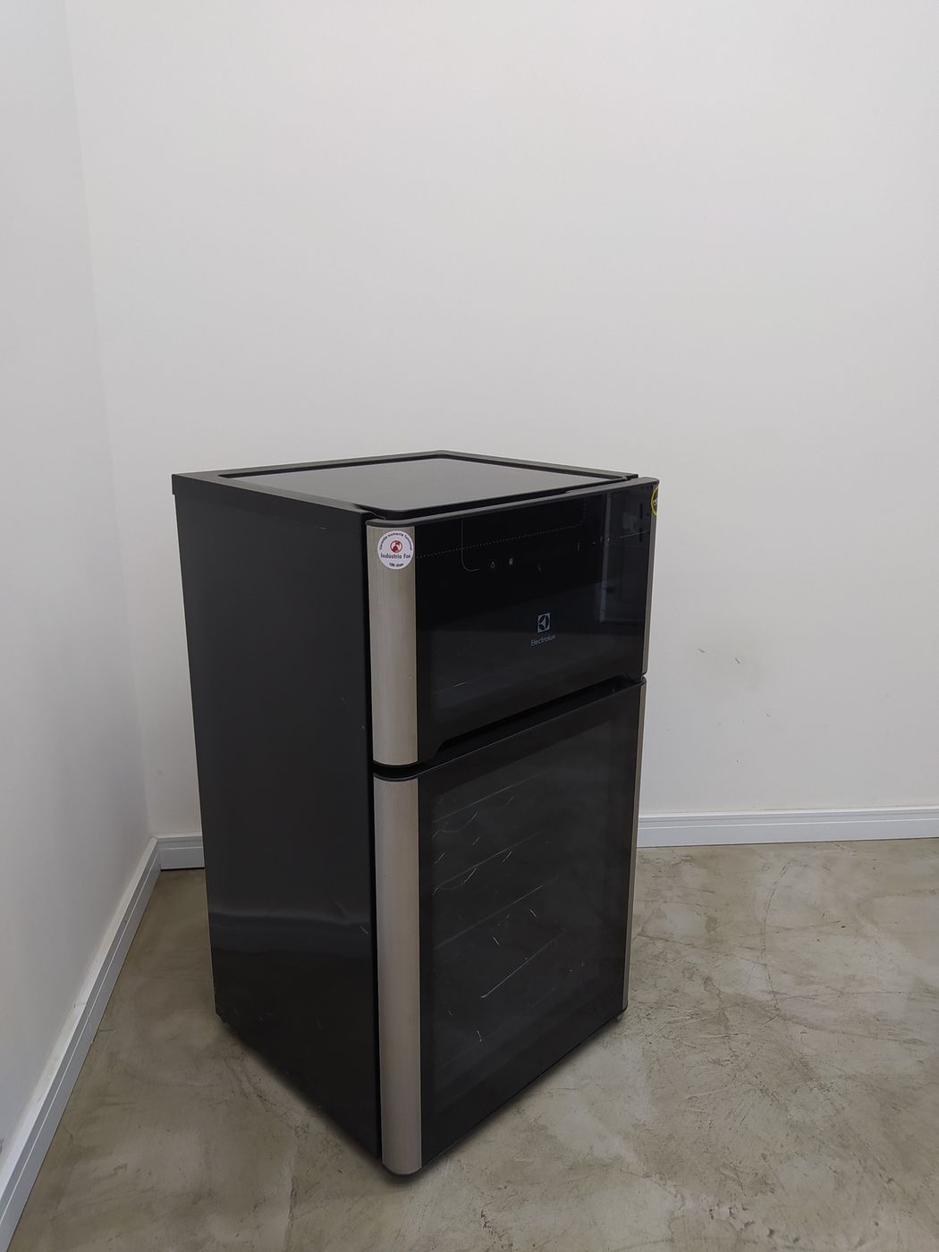 ADEGA ELECTROLUX VINHOS 2 PORTAS ACD29 29 GAR