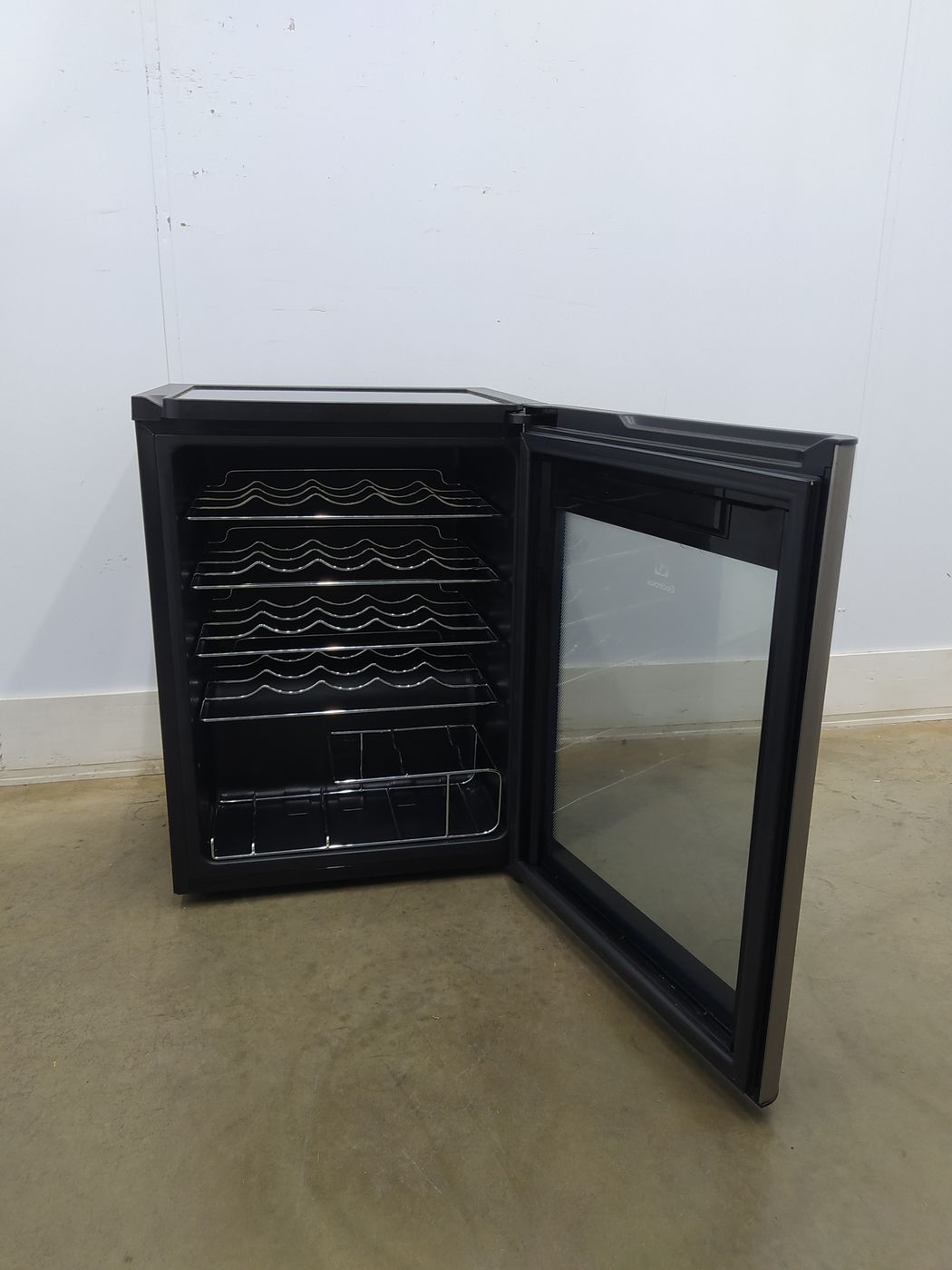 ADEGA ELECTROLUX VINHOS 1 PORTA ACS24 24 GARR