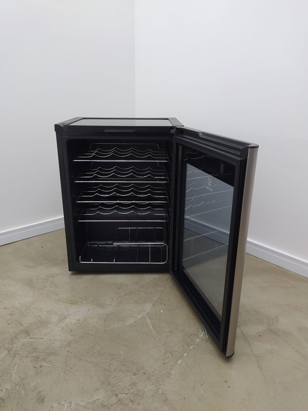 ADEGA ELECTROLUX VINHOS 1 PORTA ACS24 24 GARR