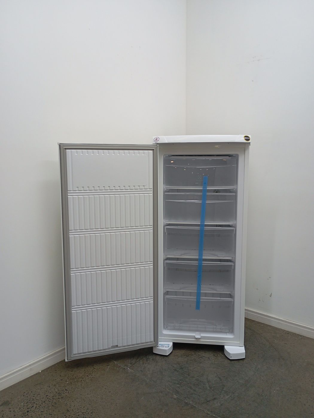 Freezer Electrolux Fe19 Vertical Cycle Defrost Uma Porta 162l Branco