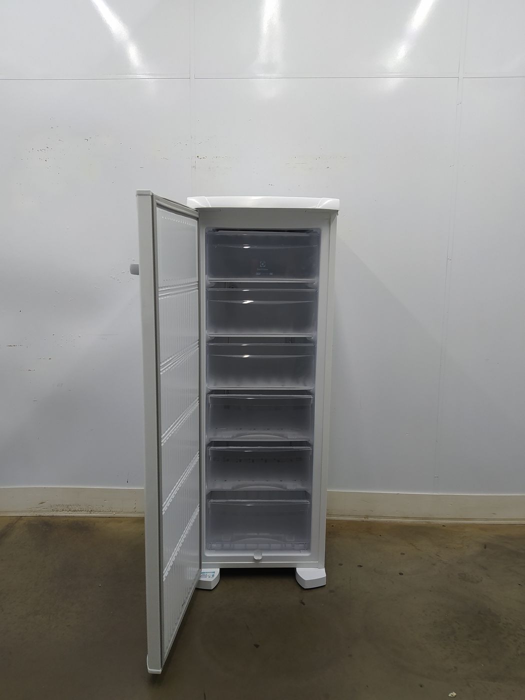 Freezer Electrolux Fe23 Vertical Cycle Defrost Uma Porta 197l Branco