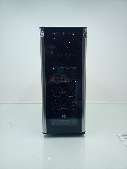 ADEGA ELECTROLUX ACS12 VINHOS UMA PORTA ACS12