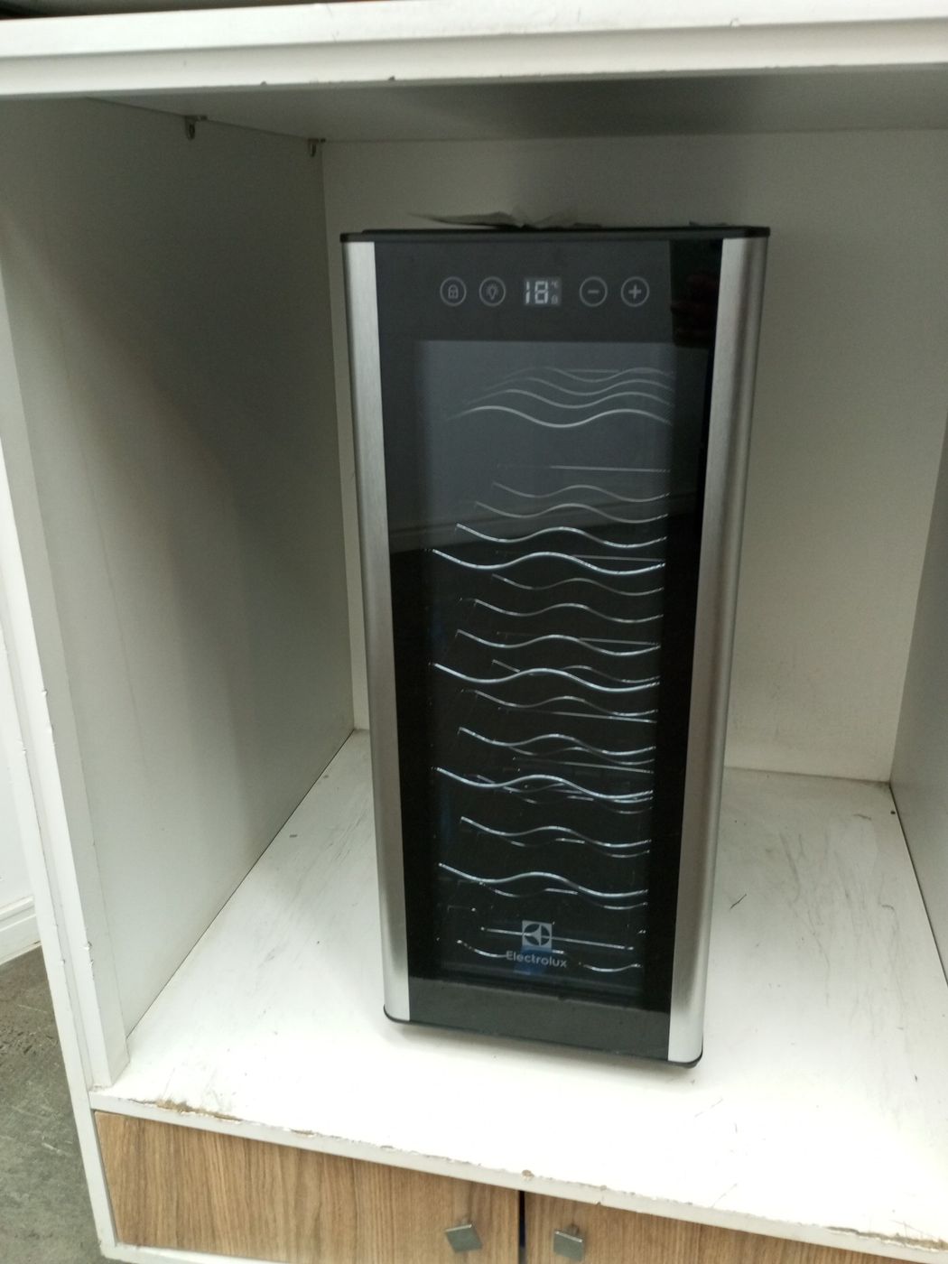 ADEGA ELECTROLUX ACS12 VINHOS UMA PORTA ACS12