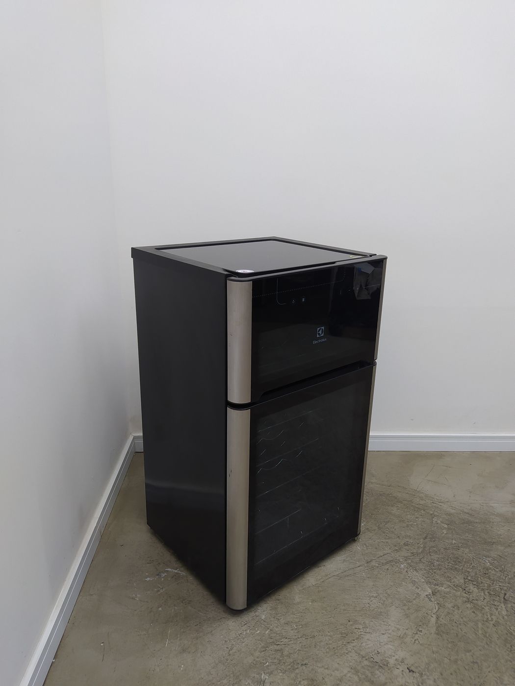 ADEGA ELECTROLUX VINHOS 2 PORTAS ACD29 29 GAR