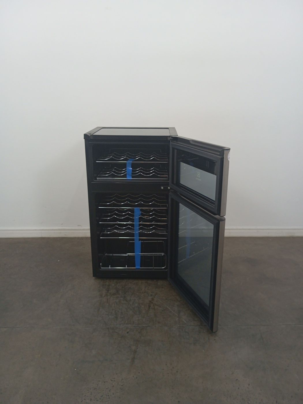 ADEGA ELECTROLUX VINHOS 2 PORTAS ACD29 29 GAR
