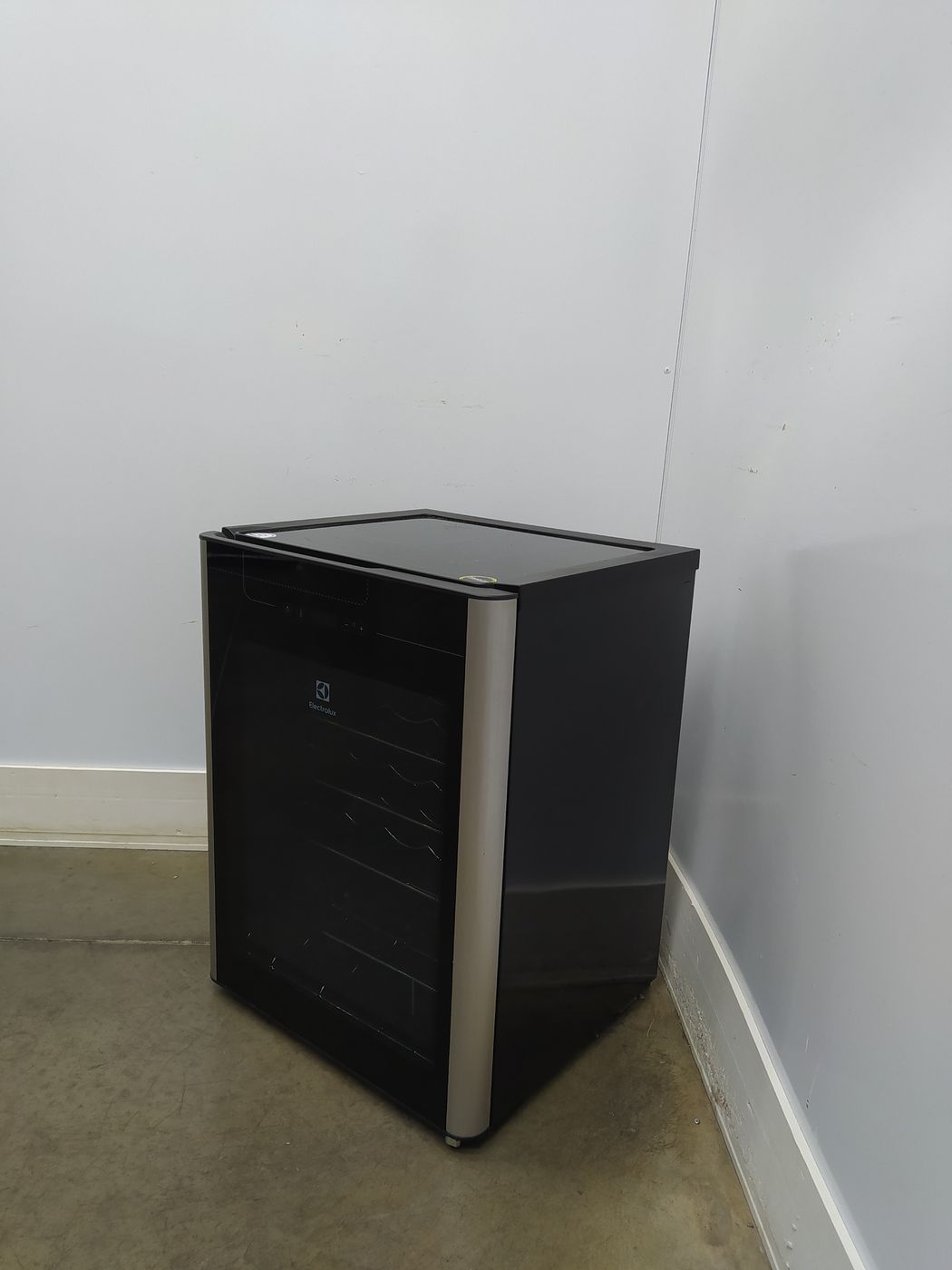 ADEGA ELECTROLUX VINHOS 1 PORTA ACS24 24 GARR