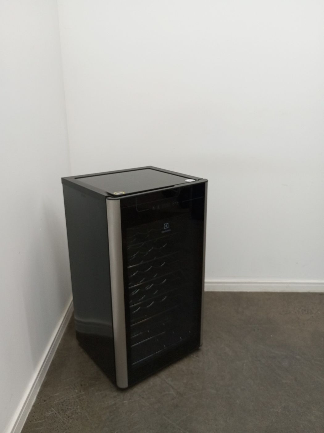 ADEGA ELECTROLUX VINHOS 1 PORTA ACS34 34 GARR