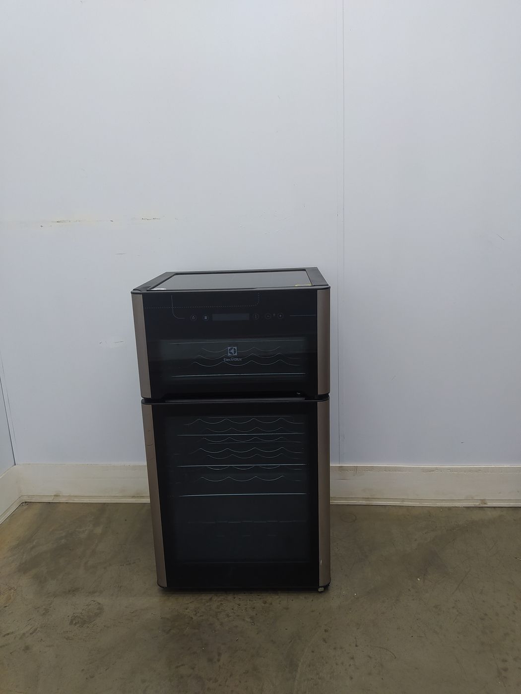 ADEGA ELECTROLUX VINHOS 2 PORTAS ACD29 29 GAR