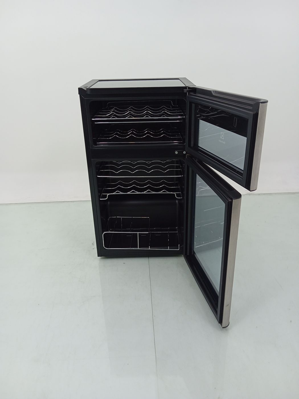 ADEGA ELECTROLUX VINHOS 2 PORTAS ACD29 29 GAR