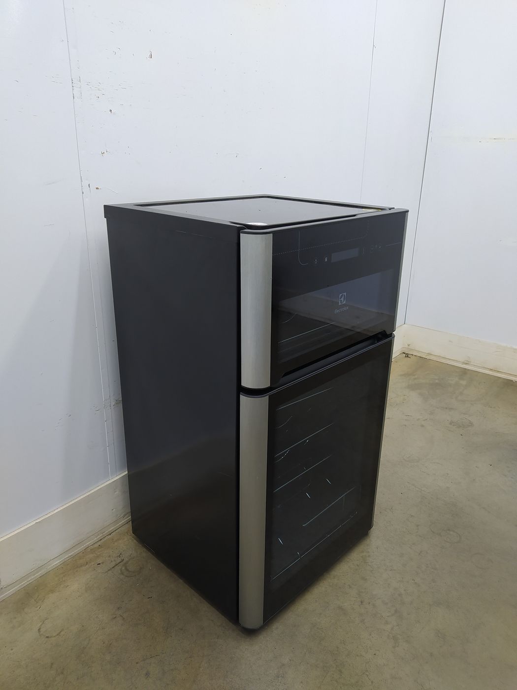 ADEGA ELECTROLUX VINHOS 2 PORTAS ACD29 29 GAR