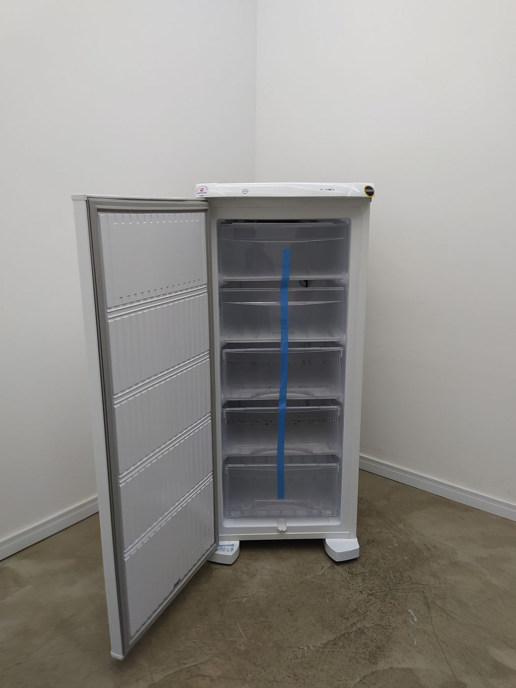 Freezer Electrolux Fe18 Vertical Cycle Defrost Uma Porta 145l Branco
